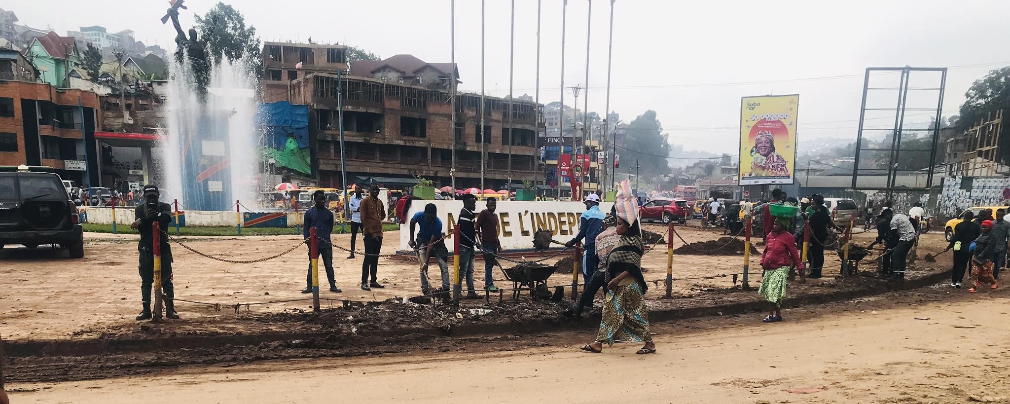 4-janvier-a-bukavu-des-etudiants-assainissent-la-place-de-lindependance-a-loccasion-de-la-journee-des-martyrs