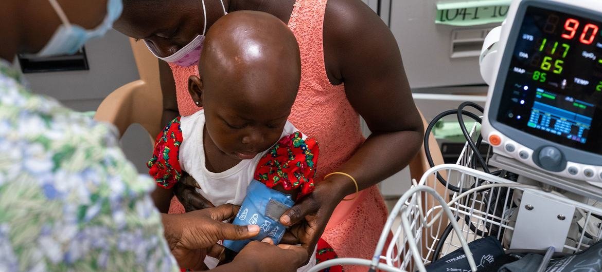 OMS/Ernest Ankomah Une infirmière prend les constantes d'une fillette de deux ans atteinte d'un cancer dans un hôpital du Ghana.