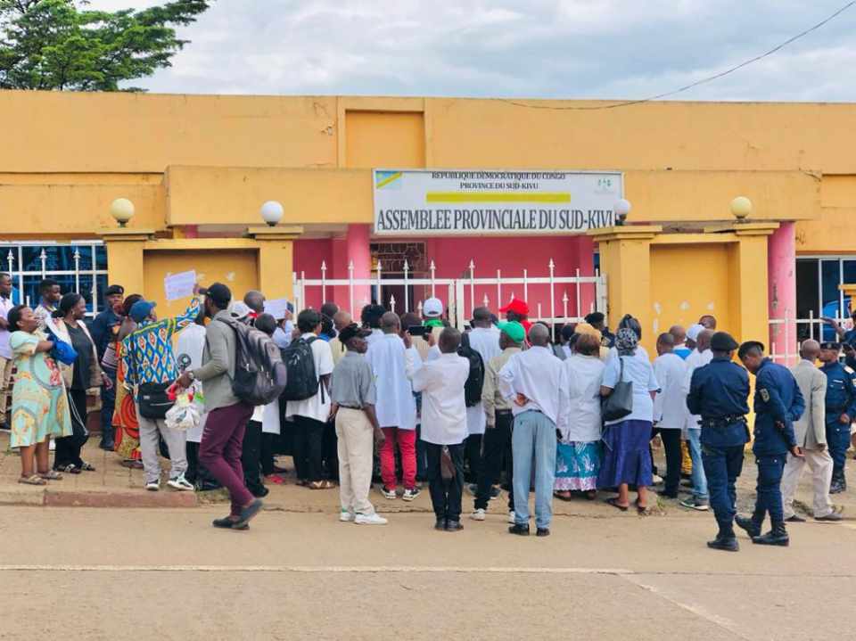 Des infirmiers et personnel administratif des hôpitaux et Centres de santé du Sud-Kivu ont organisé un sit-in