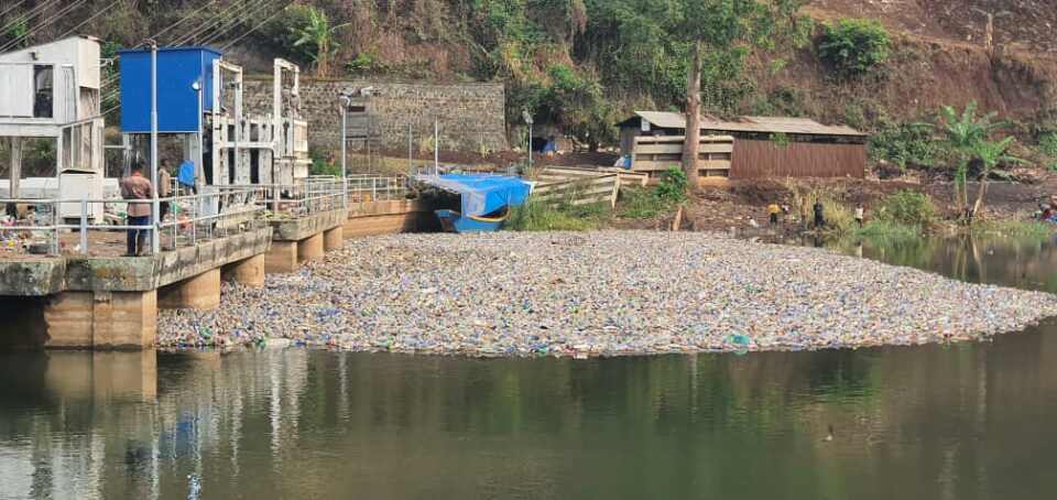 des déchets plastiques envahissent le barrage hydroélectrique de Ruzizi 1