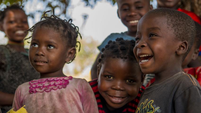 Des enfants (et leurs familles) dans le camp de déplacés de Metuge au Mozambique. L'UNICEF est l'organisme du système des Nations Unies chargé de protéger les droits de chaque enfant, partout dans le monde, et en particulier les droits des enfants les plus désavantagés. Photo UNICEF/Mauricio Bisol