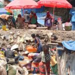 des femmes qui travaillent dans les carrées miniers à Kamituga au Sud-Kivu