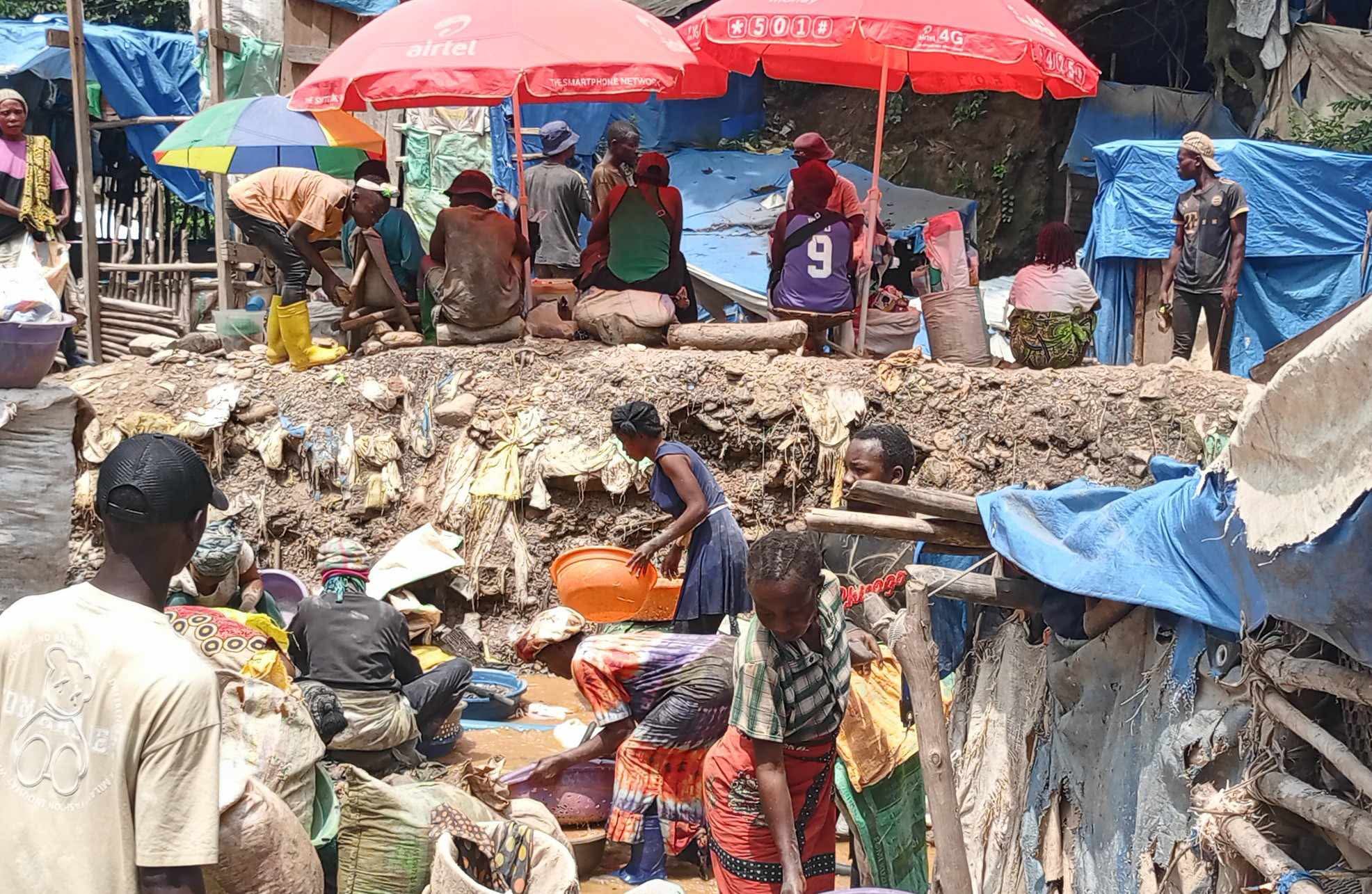 des femmes qui travaillent dans les carrées miniers à Kamituga au Sud-Kivu