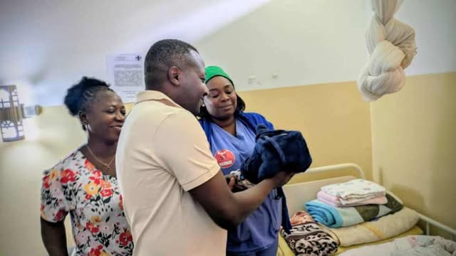 Maman Tuombe, mère de dix enfants, donne naissance à des quadruplés