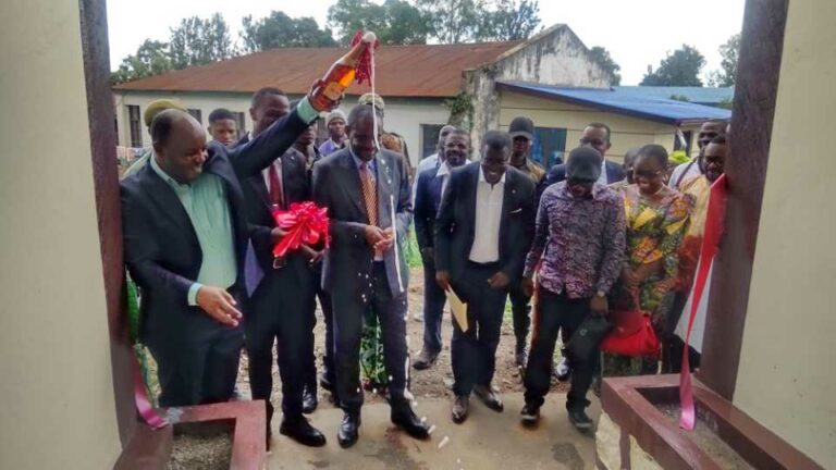 bâtiment moderne de dortoirs destiné aux médecins stagiaires